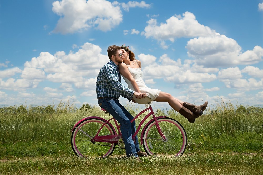 https://pixabay.com/sk/zapojenie-pár-romantika-bike-1718244/