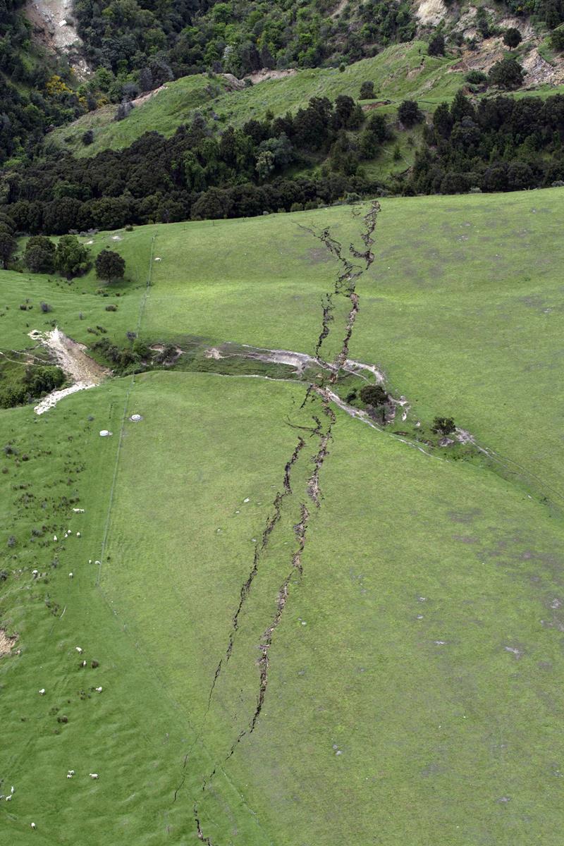 KK27 Kaikoura - Na snímke trhliny v po¾nohospodárskej pôde po zemetrasení 14. novembra 2016 neïaleko novozélandského mesteèka Kaikoura. Nové silné zemetrasenie s magnitúdou 6,2 zasiahlo v pondelok Juný ostrov Nového Zélandu. Dolo k nemu nieko¾ko hodín po tom, ako si silnejie zemetrasenie vyiadalo dve obete na ivotoch a spôsobilo kody na budovách a infratruktúre na východnom pobreí Juného ostrova. FOTO TASR/AP Cracks in farmland around Conway near Kaikoura, New Zealand, are seen after a powerful earthquake, Monday, Nov. 14, 2016. A powerful earthquake that rocked New Zealand on Monday triggered landslides and a small tsunami, cracked apart roads and homes, but largely spared the country the devastation it saw five years ago when a deadly earthquake struck the same region. (David Alexander/SNPA via AP)