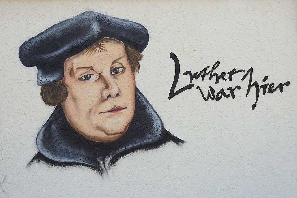 Koľko téz uverejnil Martin Luther 31.10.1517 na bráne kostola vo Wittenbergu?