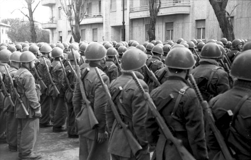 italian-soldiers-in-line