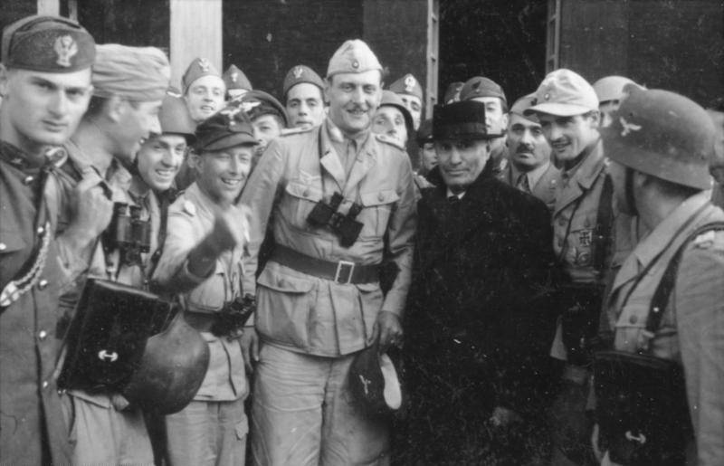 soldiers-pose-for-photo