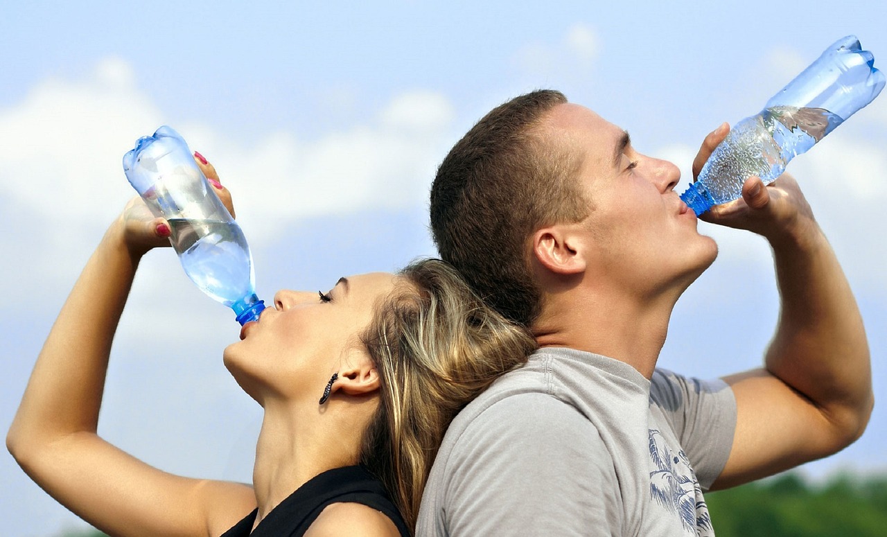 Je zdravé piť perlivú vodu namiesto obyčajnej? Mnohí si myslia, že je to jedno, no nie je to tak