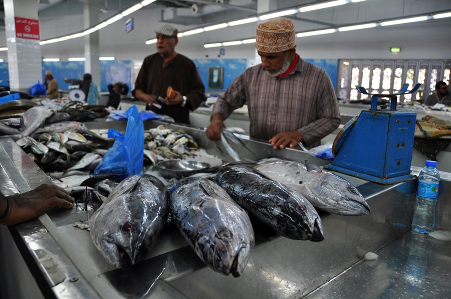 Trh s rybami v meste Mutrah