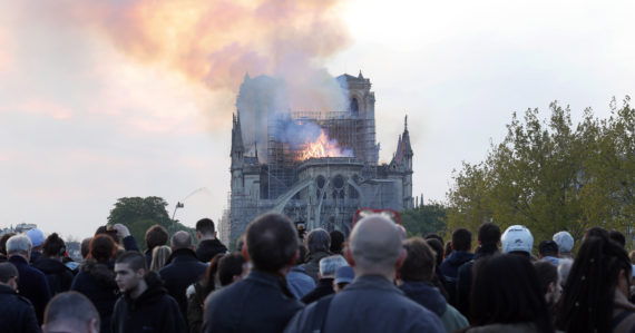 Katedrála Notre-Dame v Paríži počas požiaru