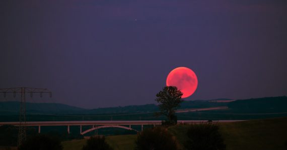 Ružový Mesiac budeme môcť pozorovať dnes, 19. apríla
