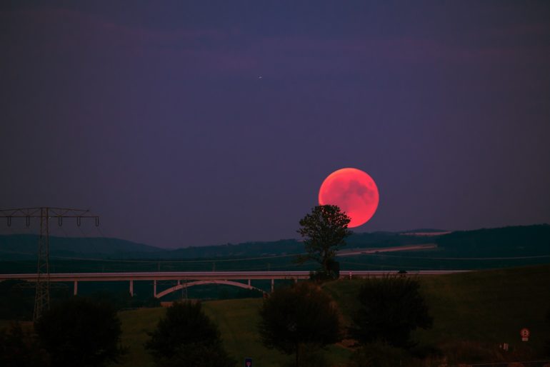 Ružový Mesiac budeme môcť pozorovať dnes, 19. apríla