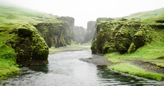 Islandský kaňon Fjaðrárgljúfur sa zatvára pre nápor turistov