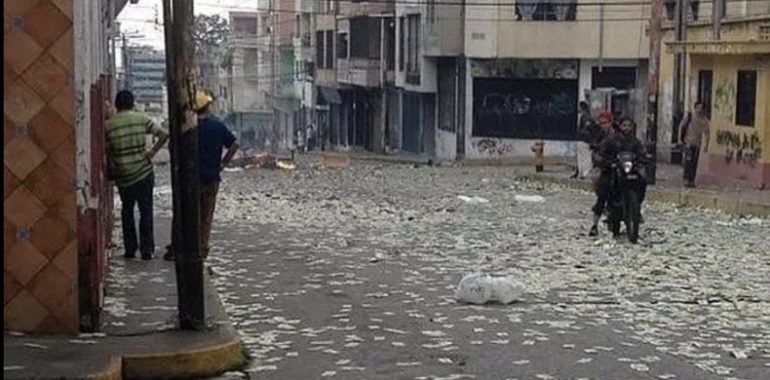 Vo Venezuele sa po zemi váľajú peniaze