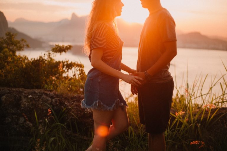 backlit-couple-girl-1247746-770x513