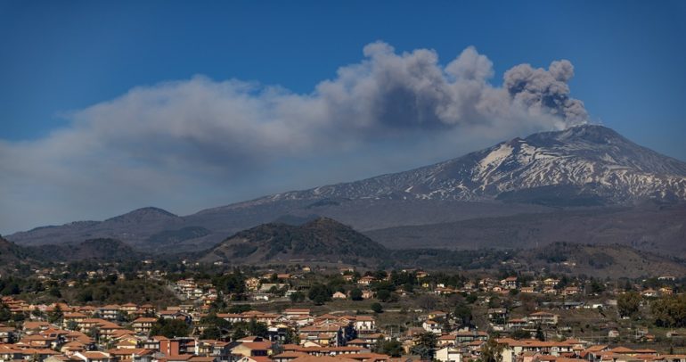 Sopka Etna opäť chŕli lávu a popol