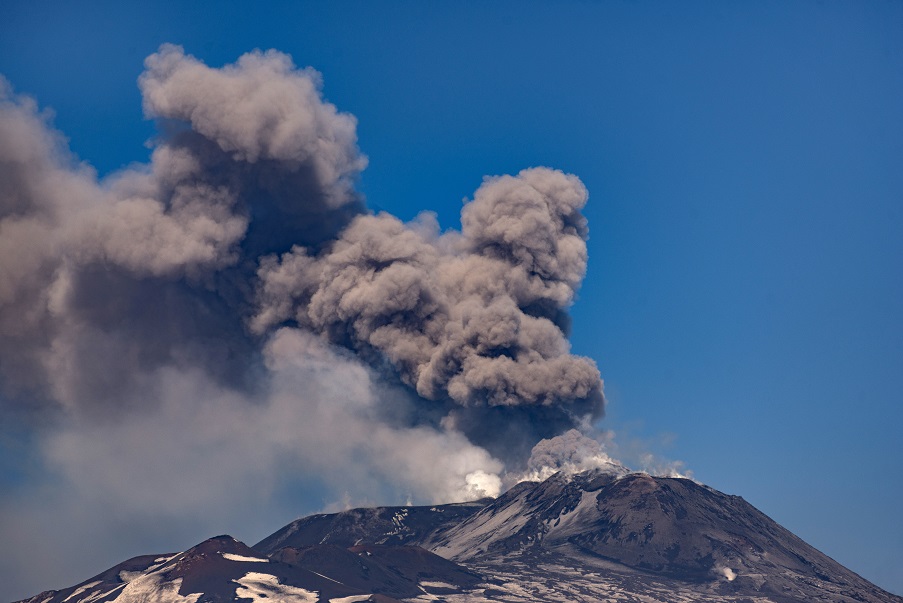 Sopka Etna opäť chŕli lávu a popol