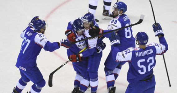 Slovenskí hokejisti po strelení prvého gólu