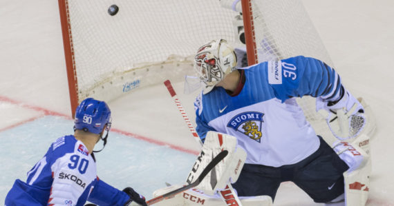 Fínsky brankár inkasuje prvý gól od našich hokejistov