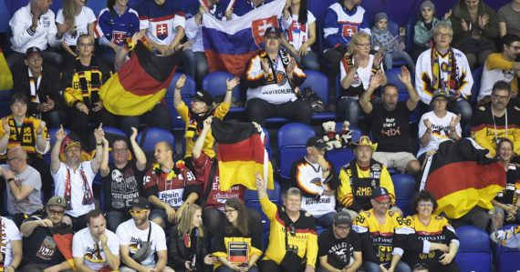 Nemeckí a slovenskí fanúšikovia počas zápasu Nemecko - USA