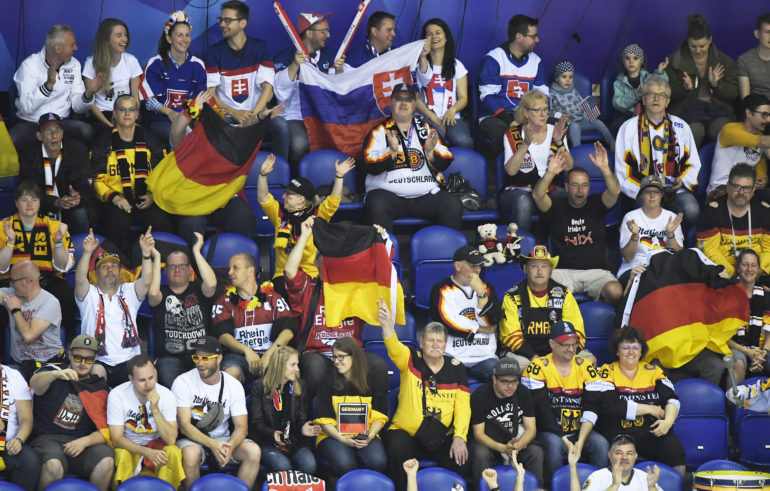 Nemeckí a slovenskí fanúšikovia počas zápasu Nemecko - USA