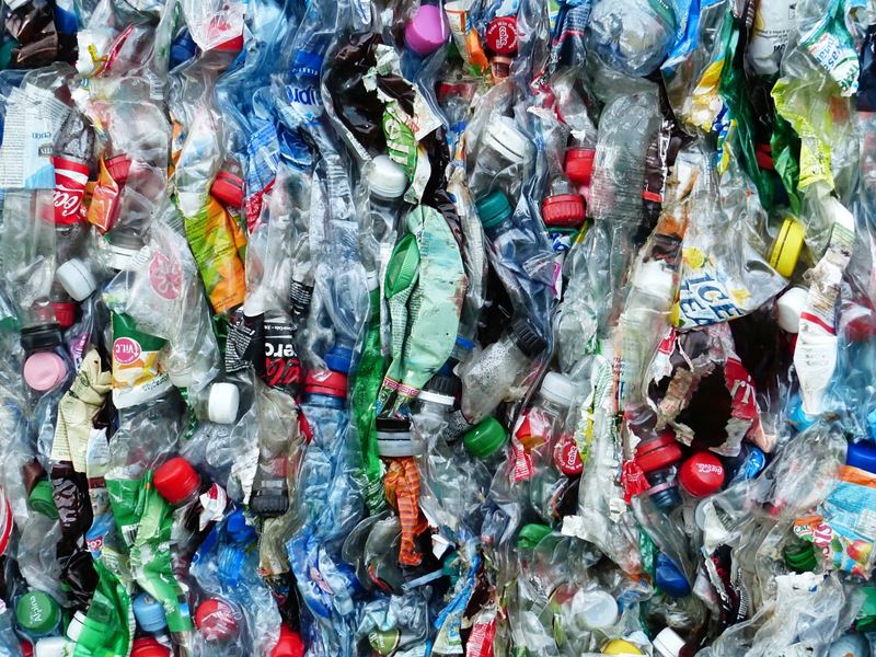 Odpad z plastových fliaš