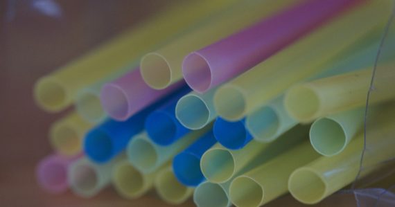 Slovensko zakáže predaj jednorázových plastov