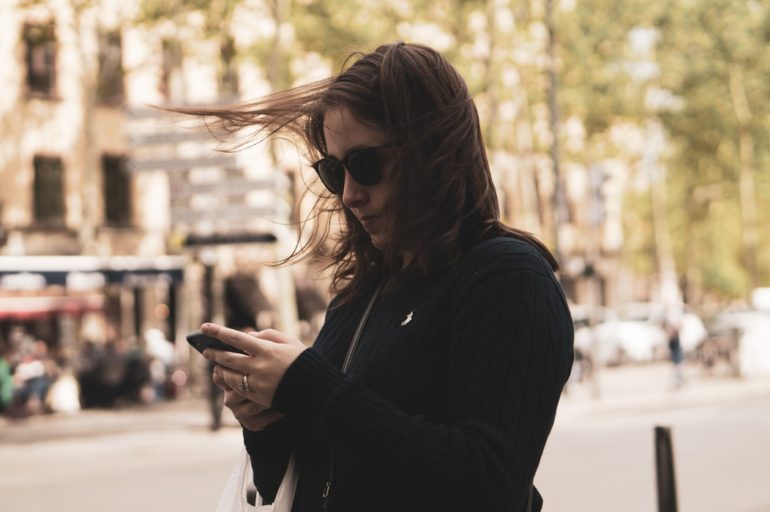žena drží mobil