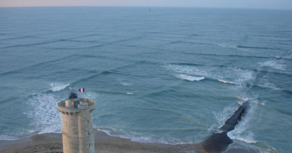 Ak v lete v mori uvidíte takéto štvorcové vlny, okamžite utekajte z vody. Môže vás to totiž stáť život