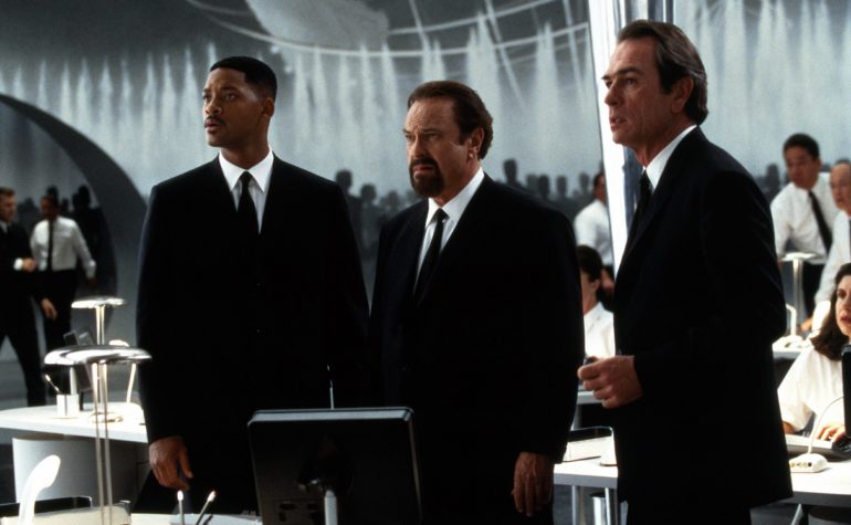 Herec Rip Torn vo filme Muži v Čiernom