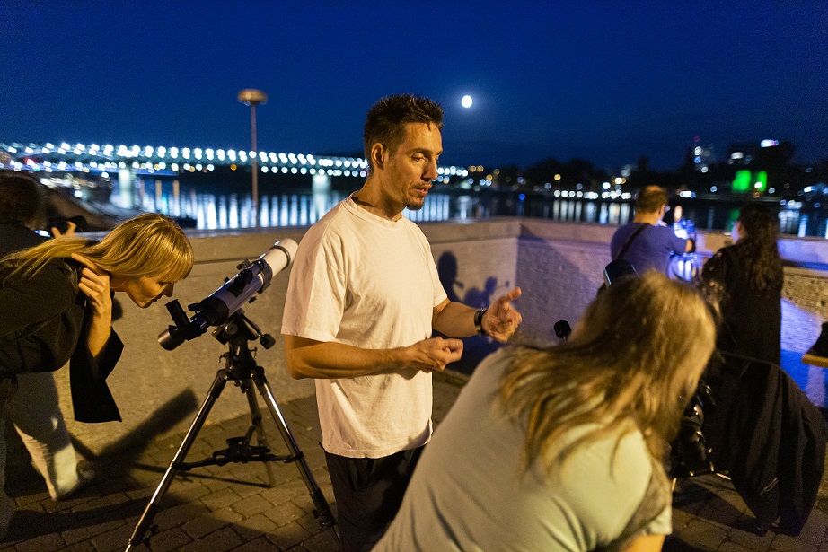 Ľudia pozorujú zatmenie Mesiaca v Bratislave