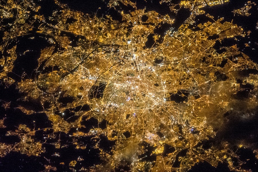 1200px-iss-35_night_image_of_paris_france