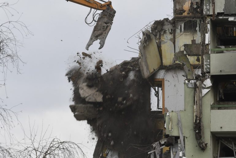 Druhý deň demolácie bytovky v Prešove