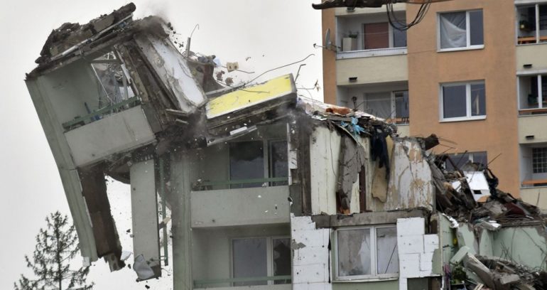 Tretí deň demolácie bytovky v Prešove