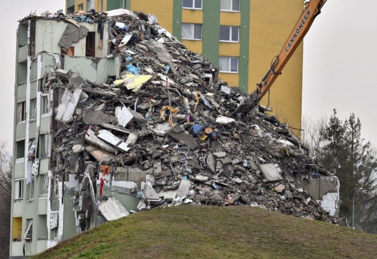 Tretí deň demolácie bytovky v Prešove