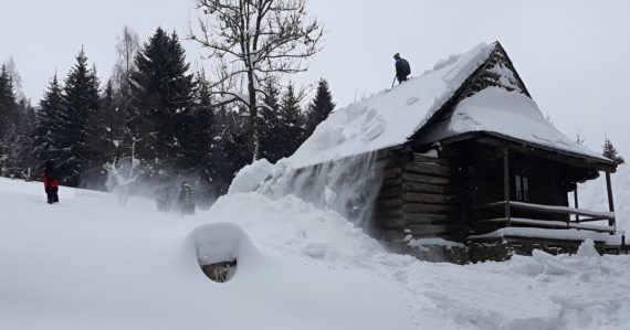 Snežiť bude až do nedele: Snehová kalamita sa môže zmeniť na katastrofu, najviac postihne tieto časti
