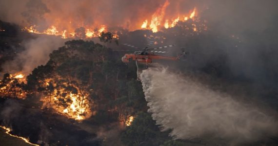 Požiare v Austrálii sú také intenzívne, že vytvárajú vlastné počasie. To zhoršuje celú situáciu