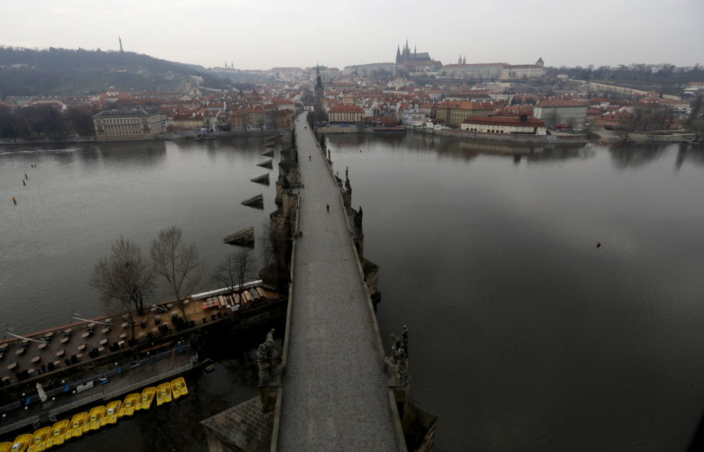 Takmer prázdny Karlov most v Prahe