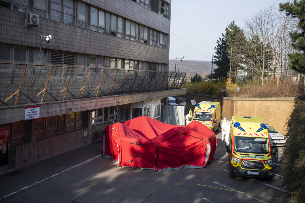 Špeciálny stan, v ktorom sa robia testy na nový koronavírus, pred Klinikou infektológie a geografickej medicíny Univerzitnej nemocnice Bratislava (UNB) na Kramároc