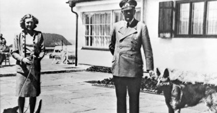 Posledné dni Adolfa Hitlera: Kyanidu neveril, poistil sa guľkou do hlavy. Slnko videl naposledy na svoje narodeniny