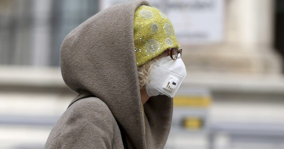 Uvoľňujú sa opatrenia, od pondelka sa ruší povinné nosenie respirátorov na ďalších miestach