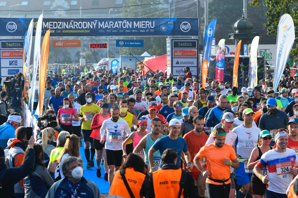 Heroic act at the Košice marathon: Policeman Lukáš brought an injured runner to the finish line on his hands thumbnail