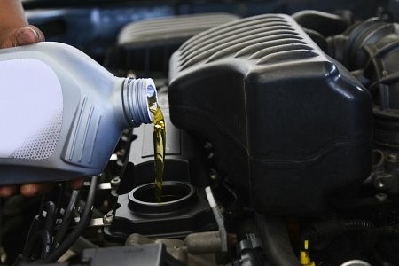 dolievanie motorového oleja