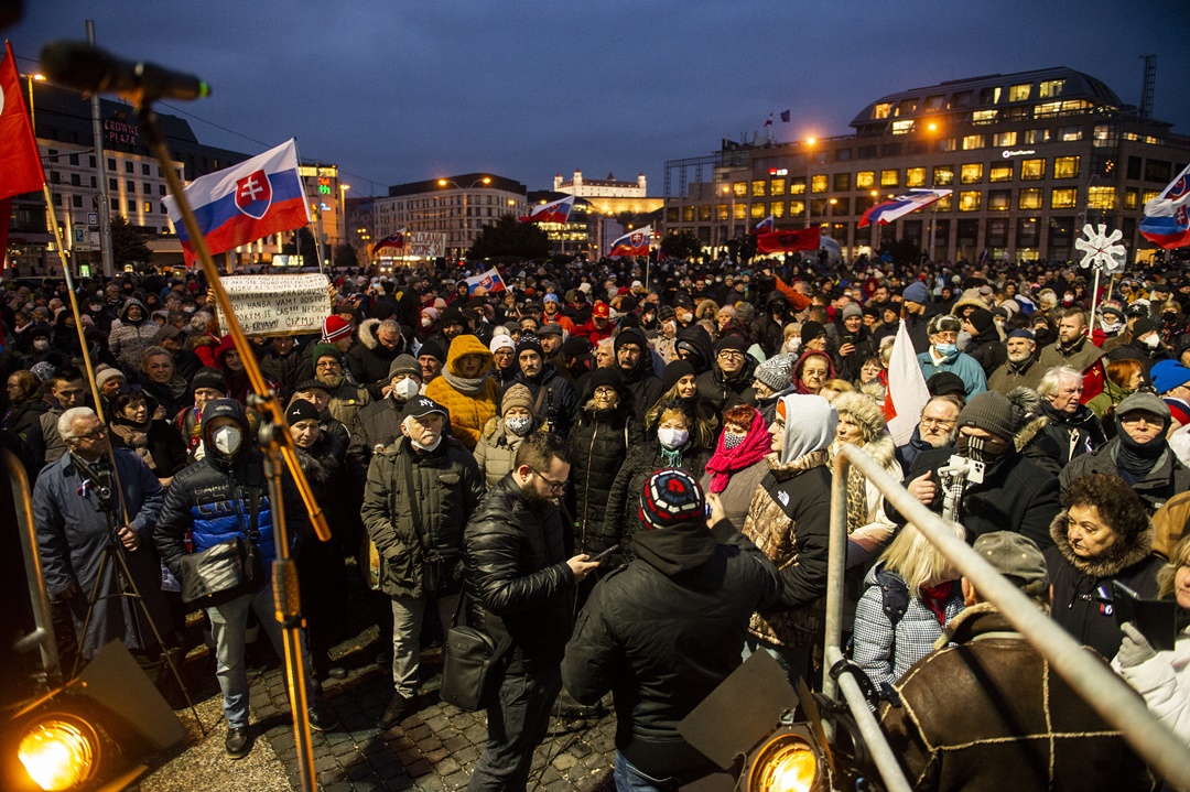 Pred Prezidentským palácom sa koná veľký protest. Fico chce povstanie občanov proti slovenskej vláde thumbnail