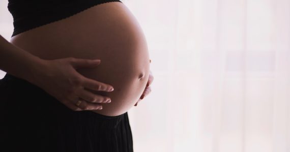 Prinútia ju porodiť dieťa bez hlavy: Súd zakázal ísť žene na potrat, aj keď je jasné, že novorodeniatko neprežije