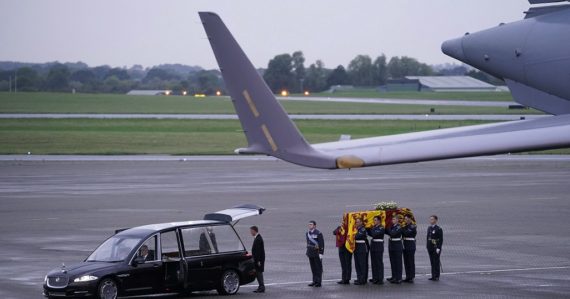 Lietadlo s rakvou Alžbety II. sa stalo najsledovanejším letom v dejinách