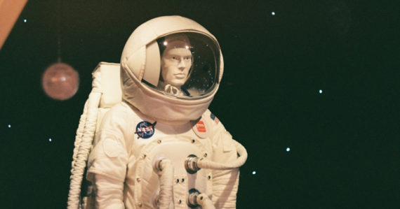 Podvodník sa vydával za zaľúbeného astronauta, ktorý sa chce vrátiť na Zem. Z dôchodkyne vymámil neuveriteľnú sumu