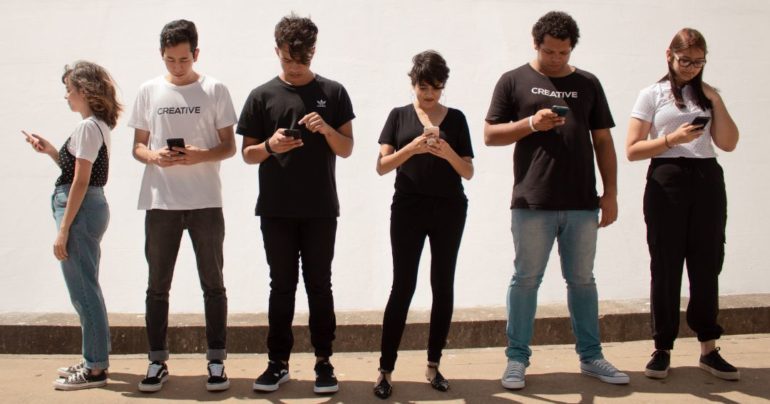 phubing-co-je-to-veda-smartfony-21-storocia-ignoracia-mileniali-unsplash-770x404