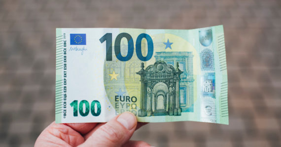 Niektorí ľudia dostanú v júni 100 eur od štátu: Stále môžete o finančnú pomoc zažiadať, pozrite sa, či máte nárok