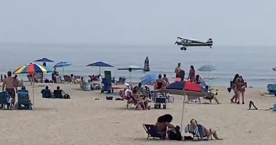 Ľudia na pláži ostali v šoku: Pred ich očami spadlo lietadlo do vody ...