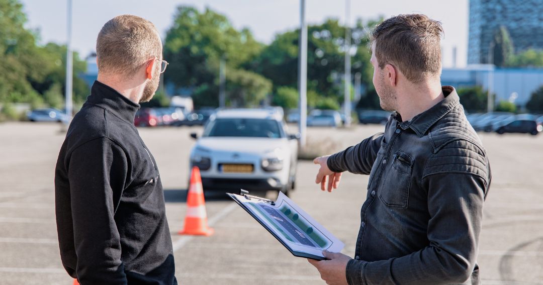 Inštruktor a žiak v autoškole