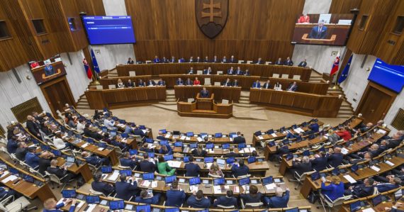Schôdza sa zastavila ešte pred hlasovaním: Koalícia nemala potrebný počet poslancov, Raši vyhlásil prestávku
