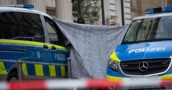 Polícia našla v nemeckom byte mŕtvu ženu a jej malé dieťa. Hlavným podozrivým je Slovák, ktorý skončil s ťažkými zraneniami