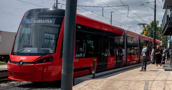 Je hotová, avšak nepremáva: S električkou v Petržalke sú ďalšie problémy