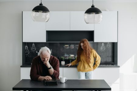 starší muž a mladšia žena