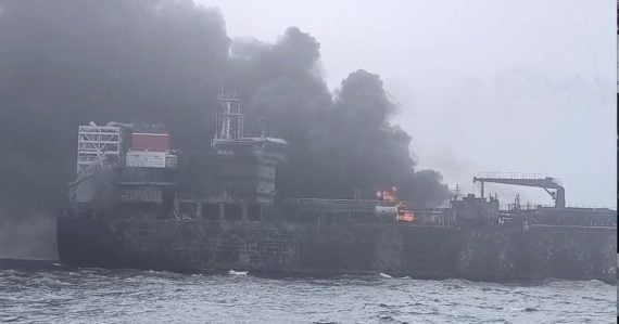 Američania zadržali ďalší ropný tanker. Video ukazuje 8 minút vznášania sa vrtuľníka nad ním